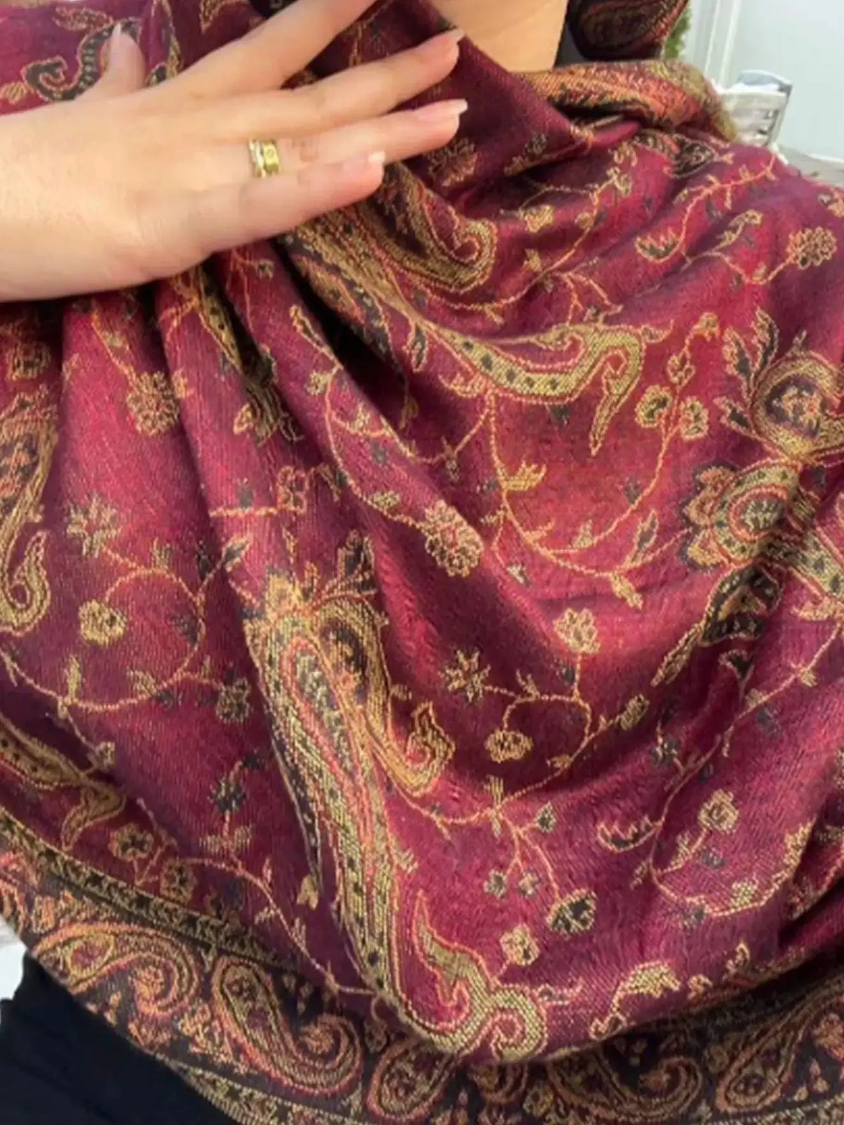 A ladies' paisley cashew jacquard Bohemian style long tassel windproof shawl scarf suitable for daily travel, photography, and w
