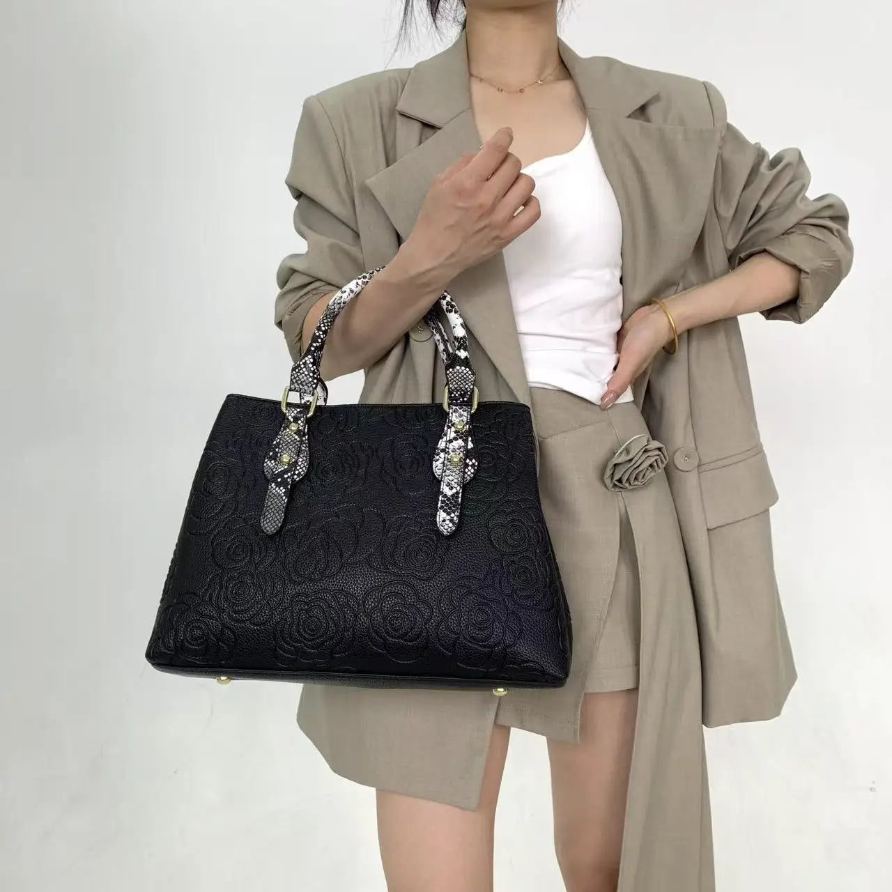 Ladies' fashionable camellia handbag with retro snake pattern handle splicing, single shoulder crossbody bag