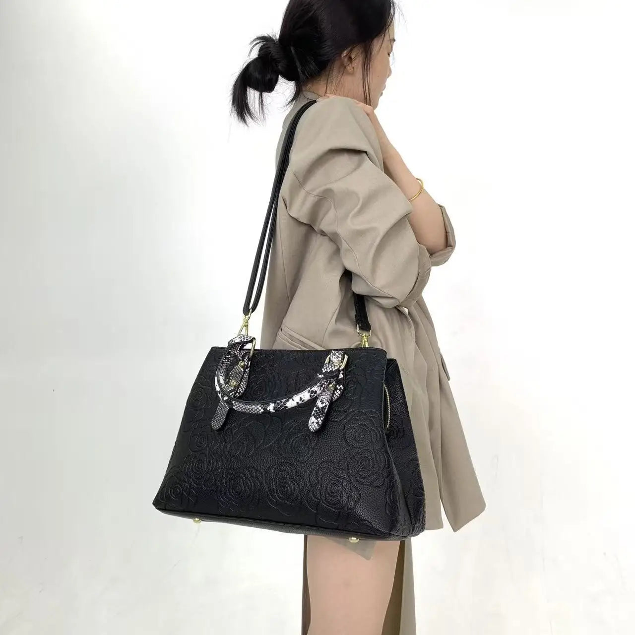 Ladies' fashionable camellia handbag with retro snake pattern handle splicing, single shoulder crossbody bag