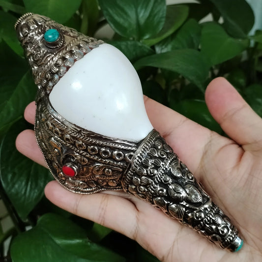 Handmade Nepal Silver Conch Shell Trumpet Indian Chank Tibetan Turquoise Coral Inlay Horn Trumpet Statue for Pooja Decorative