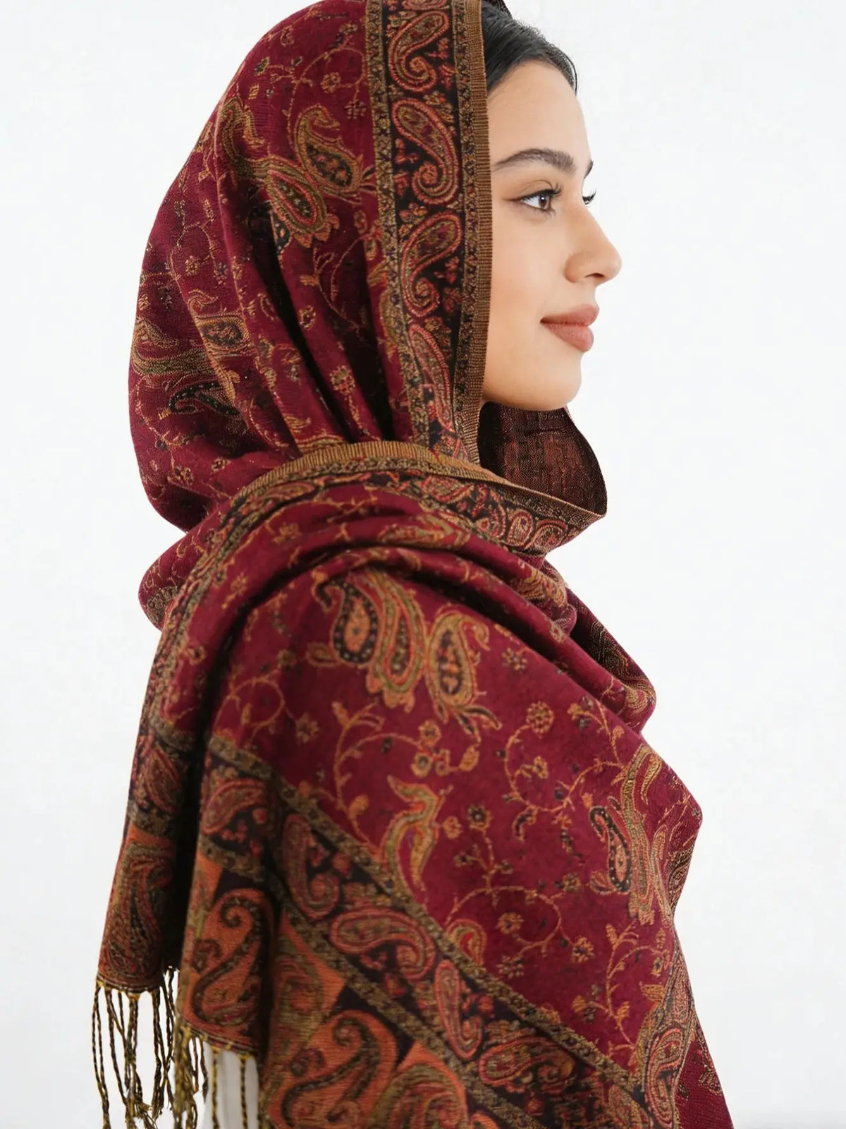 A ladies' paisley cashew jacquard Bohemian style long tassel windproof shawl scarf suitable for daily travel, photography, and w
